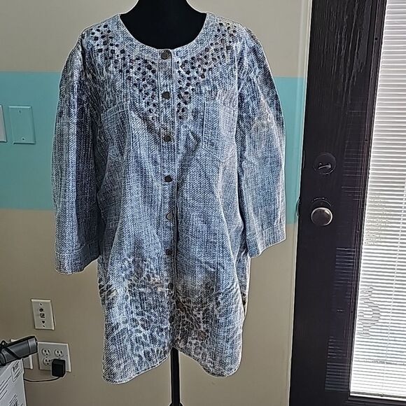Chicos embellished lightweight snap front top size 3 - Picture 3 of 12